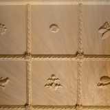 Utilizzando i gradini saliamo fino al quarto piano, l� dove Silvano dopo averci fatto accomodare in casa propria ci mostra il soffitto del soggiorno. � caratterizzato da un ampio motivo a riquadri circoscritti da una spirale...